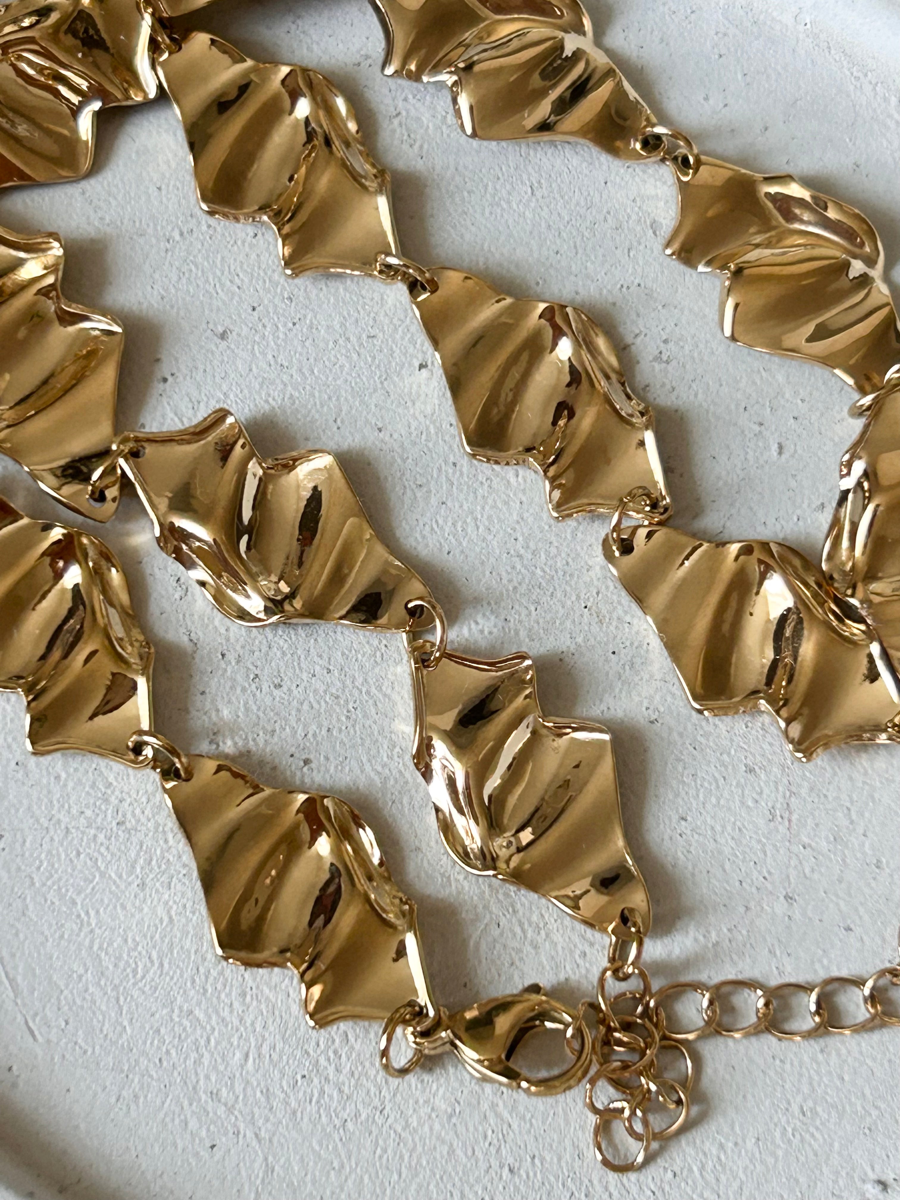 Shall motif necklace