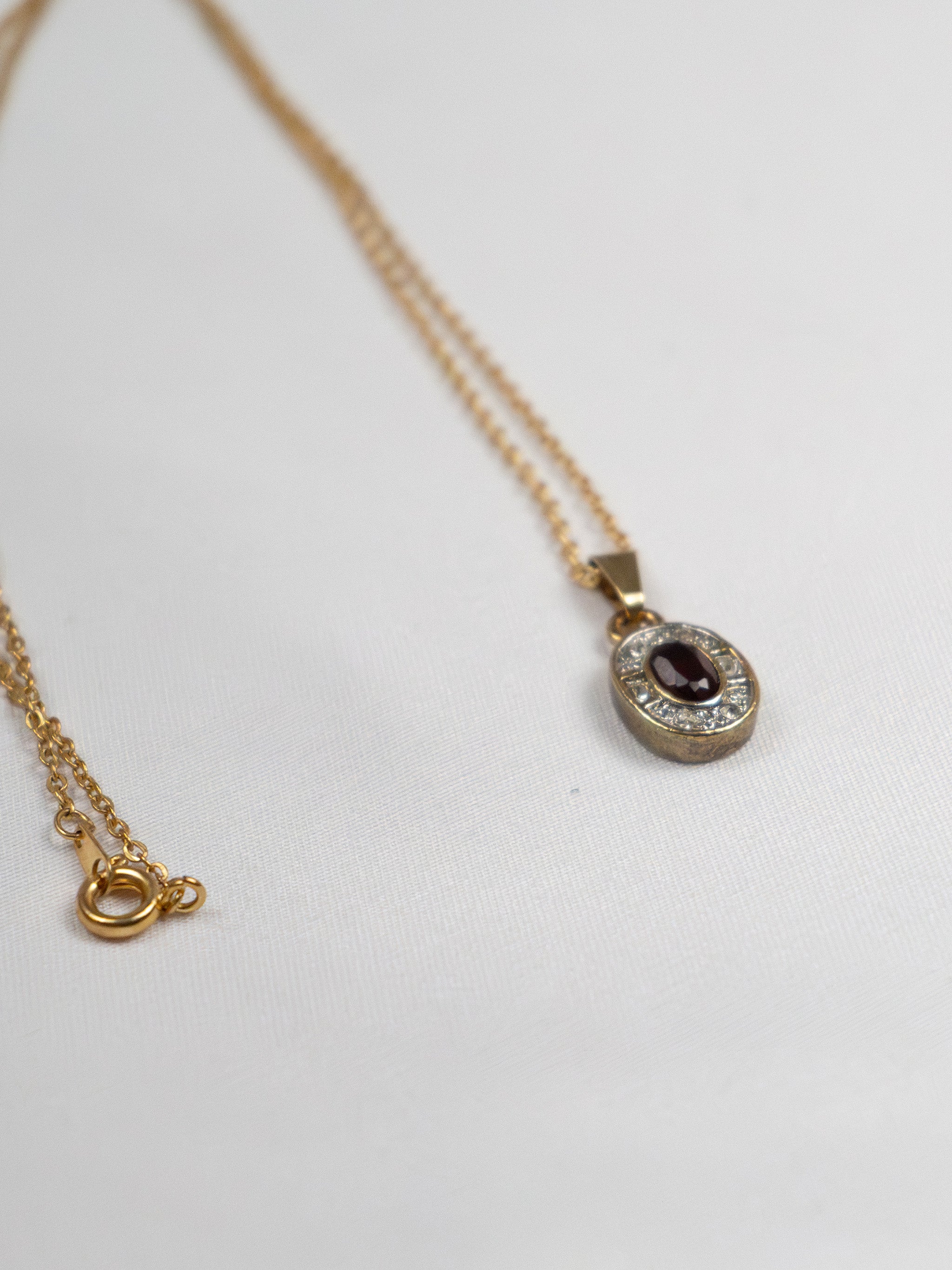 STARRY RED NECKLESS