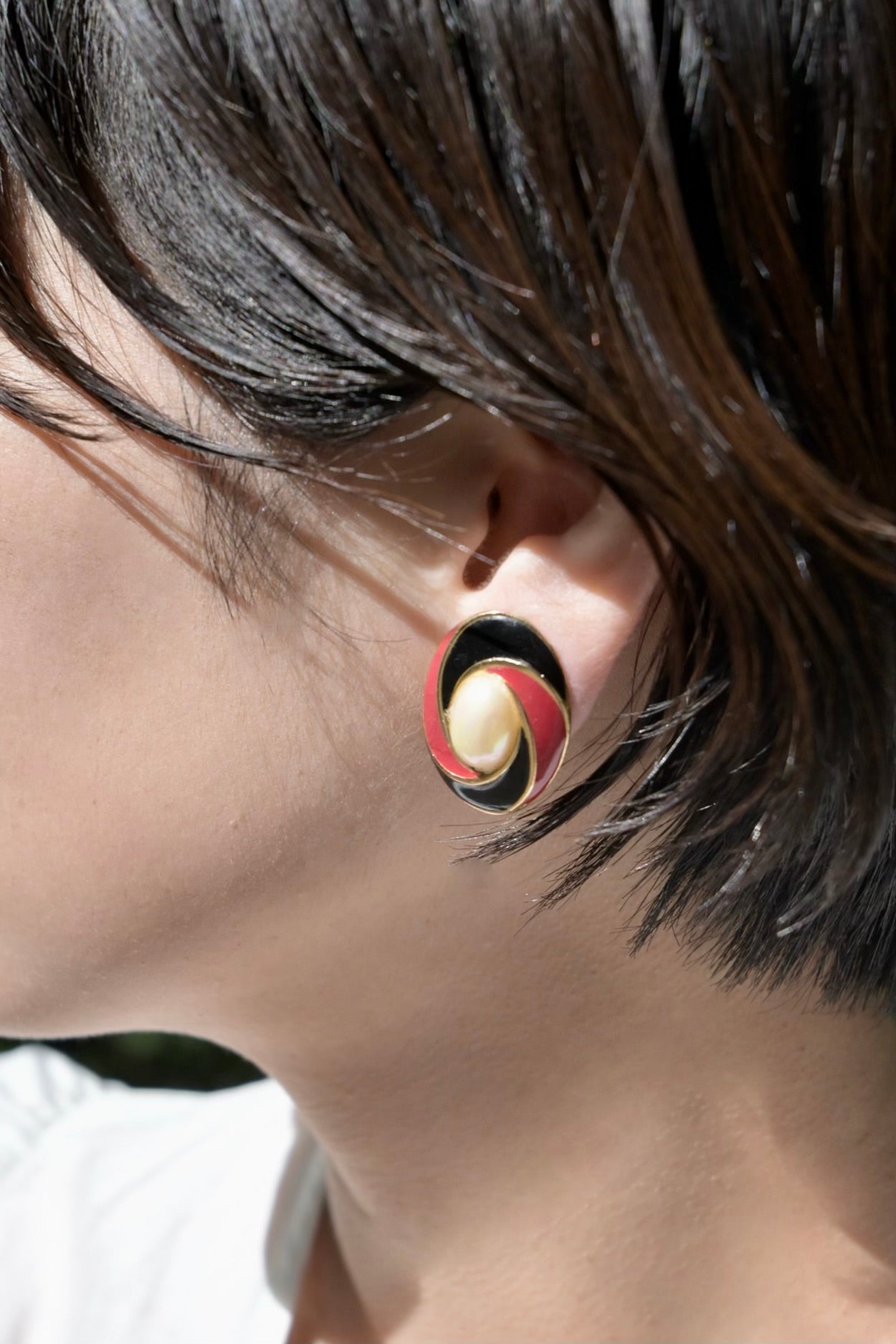 CRIMSON SWIRL PEARL EARRINGS