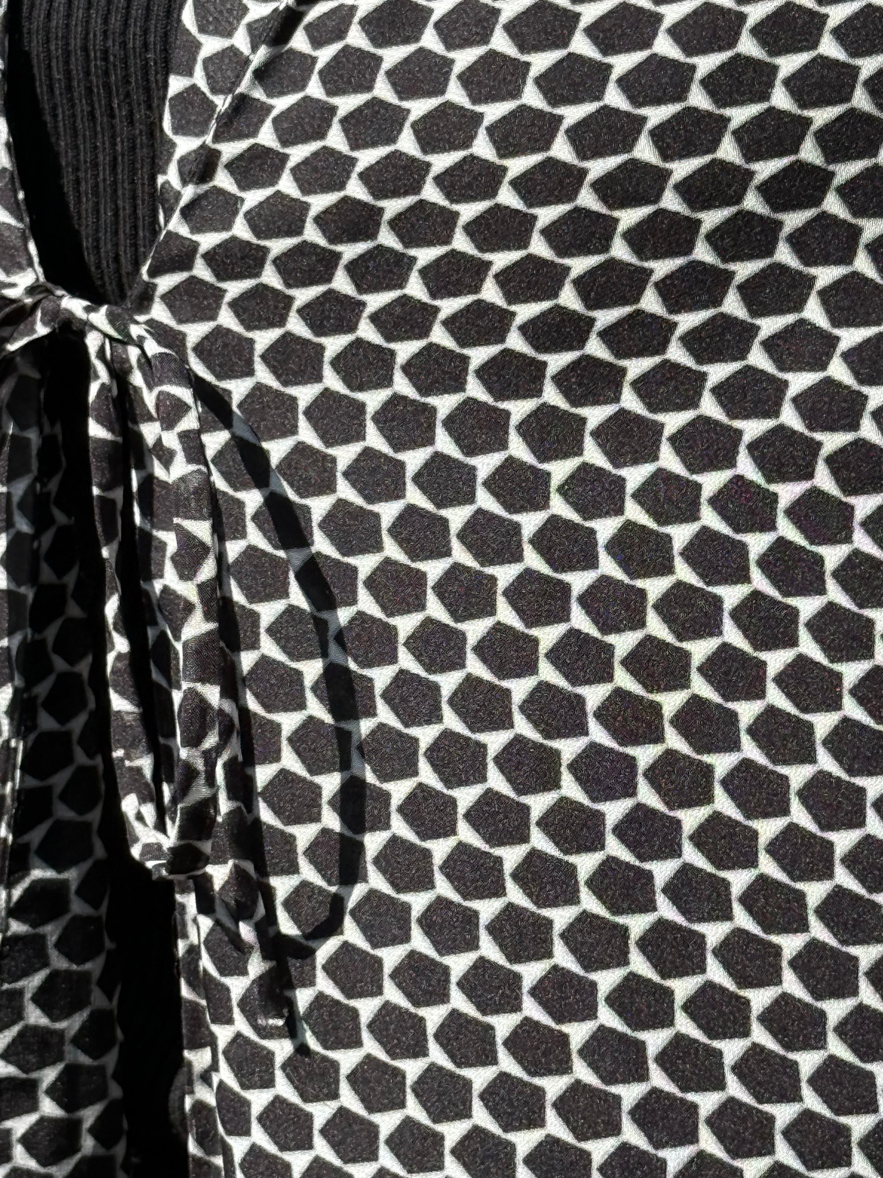 NOIR ÉLÉGANCE VINTAGE BLOUSE