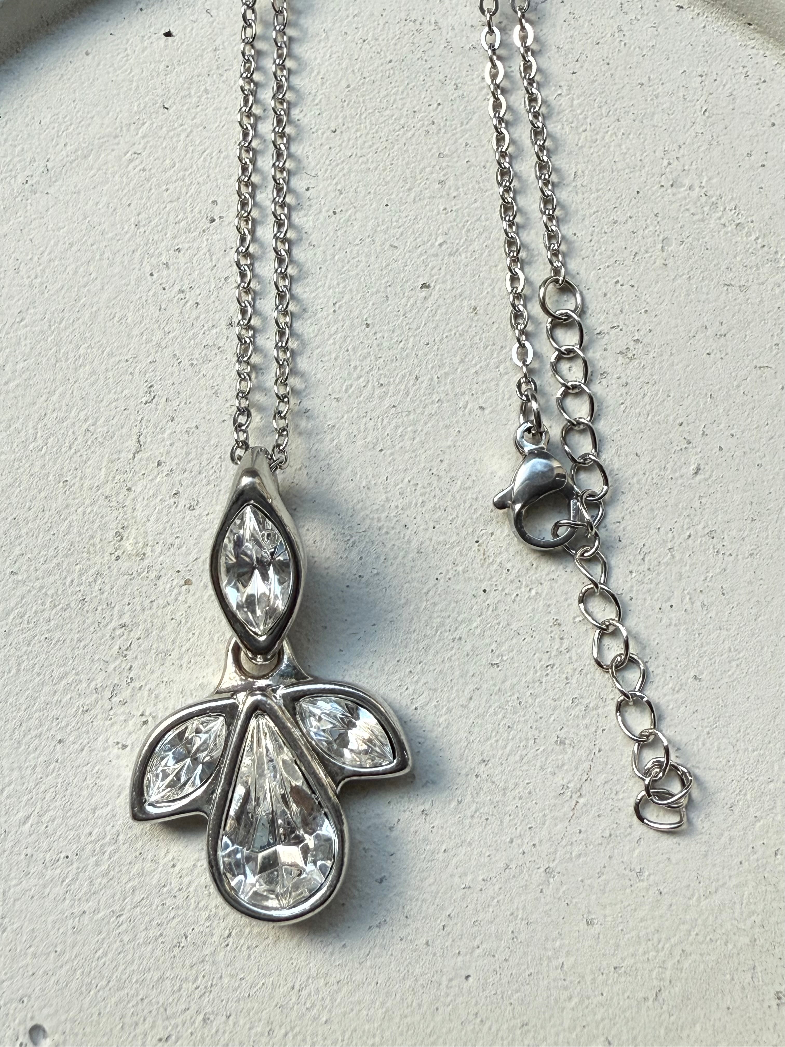 CRYSTAL PETAL SILVER NECKLACE